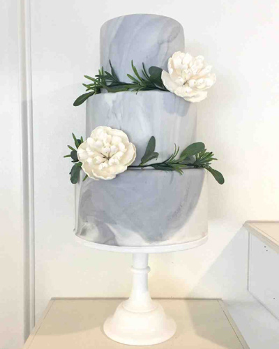 Vegan γαμήλια τούρτα με λουλούδια.