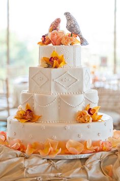 Γαμήλια τούρτα με διάφορα σχήματα.